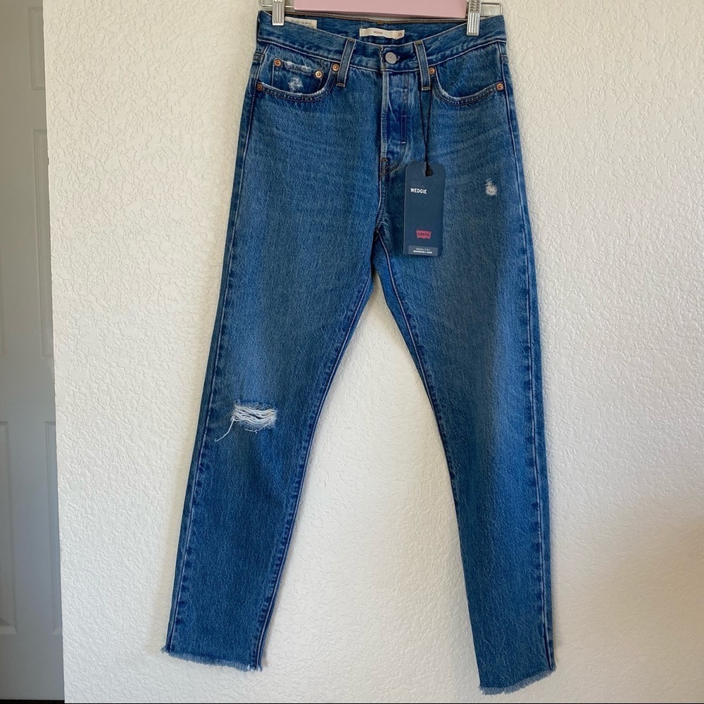 Levi’s Tapered Wedgie Medium Wash Distressed Knee